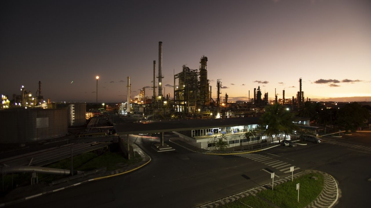 Acelen anuncia aumento no diesel e na gasolina na Bahia