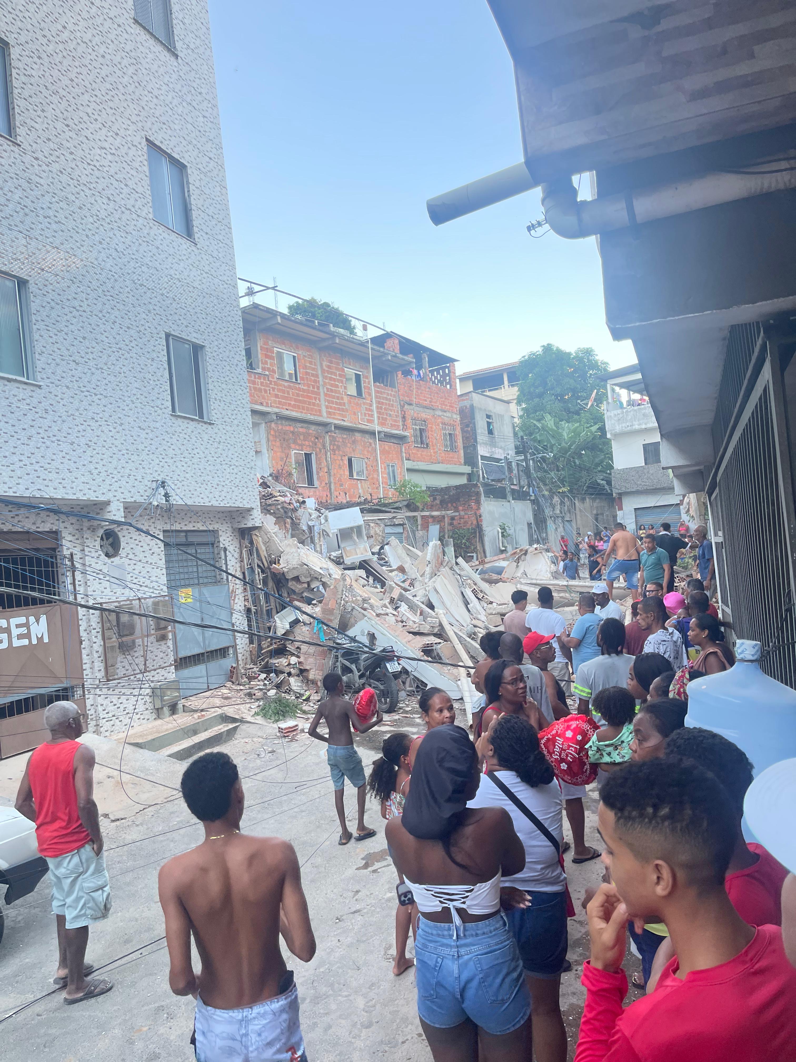 Prédio desaba em Salvador e deixa um morto no bairro Luiz Anselmo