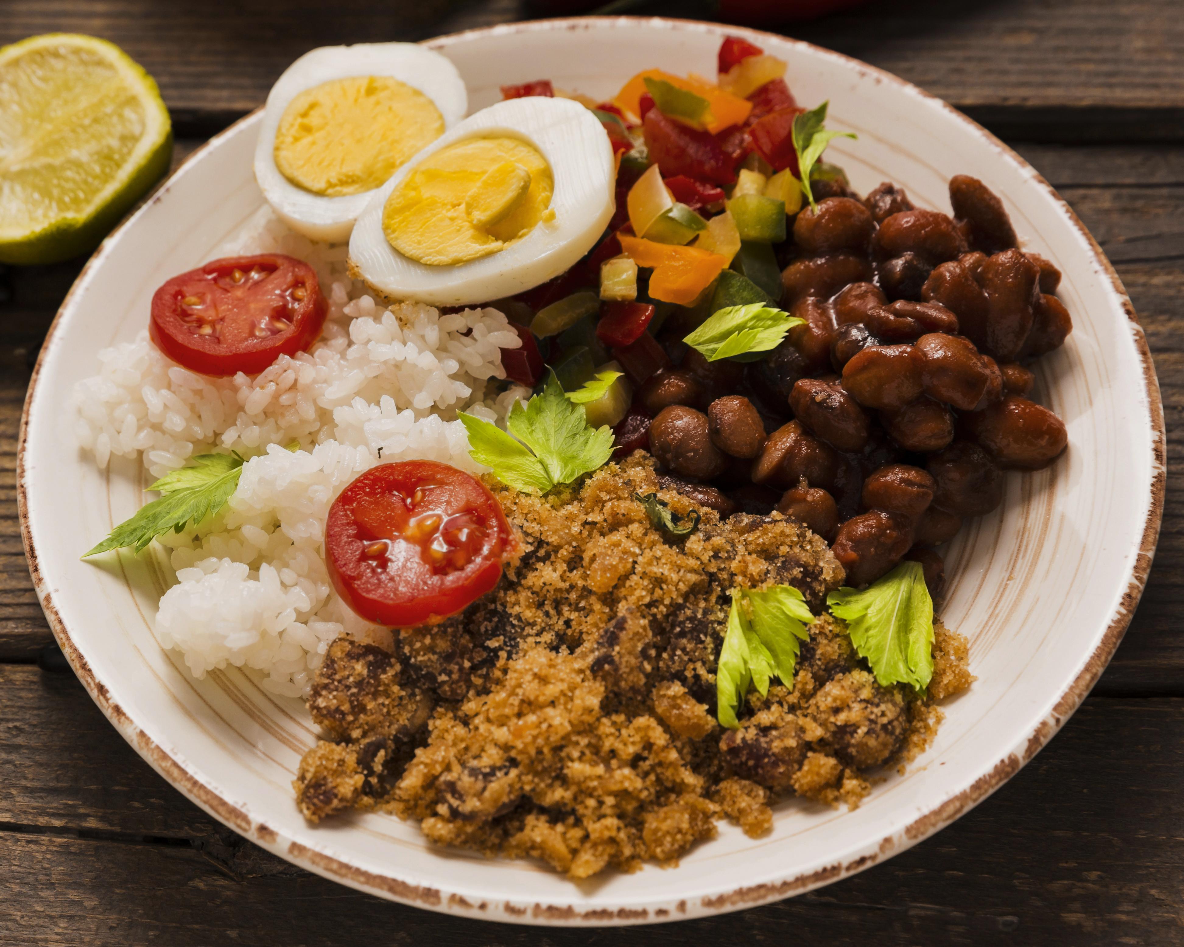 Feijão, arroz, salada e ovo