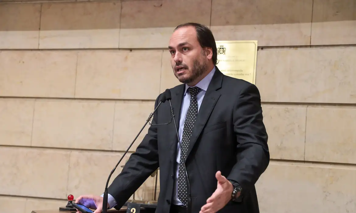 Foto Carlos Bolsonaro fala sobre saúde do pai em prisão: “Crises e isolamento"