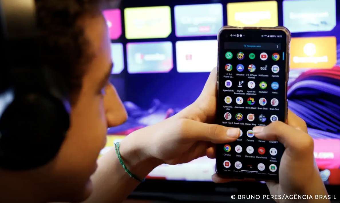 Pessoa usando o celular