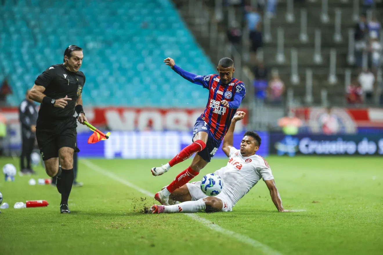 Foto Bahia vence Internacional e cola no G4