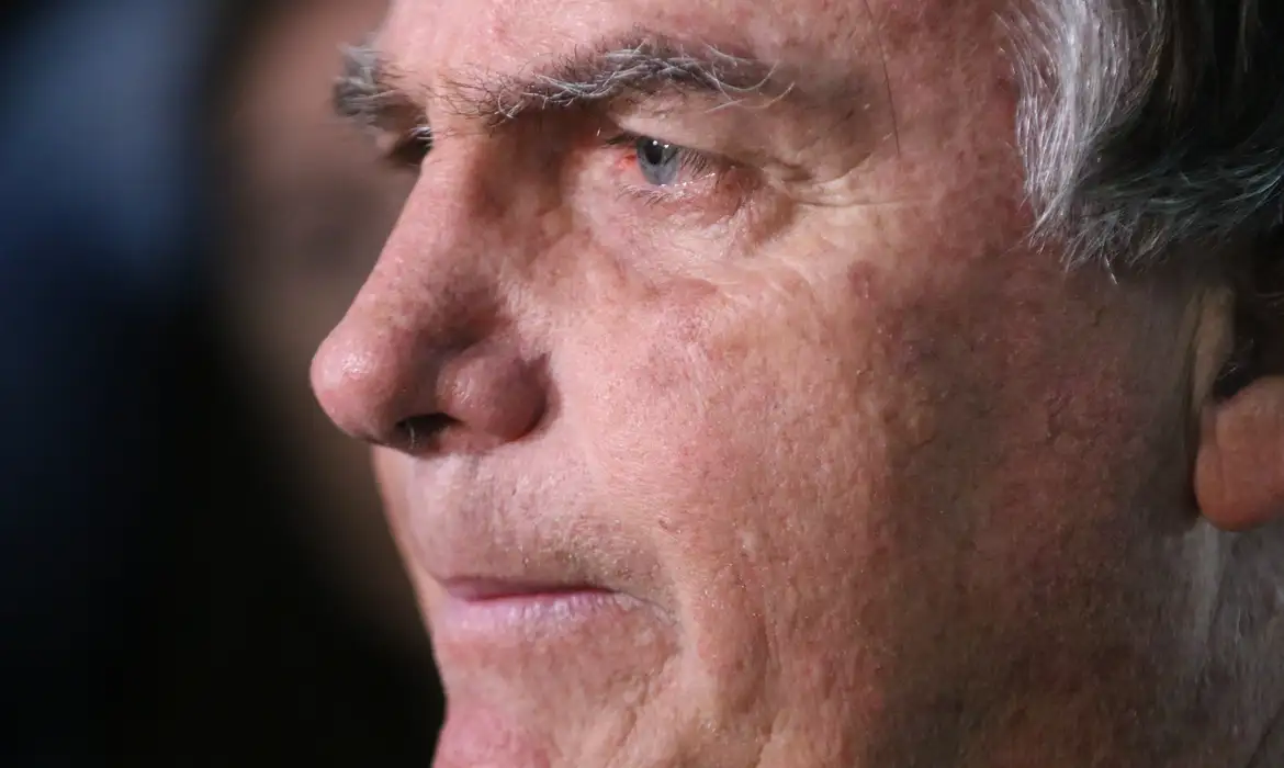 Foto Com crise persistente de soluços, Bolsonaro faz nova cirurgia