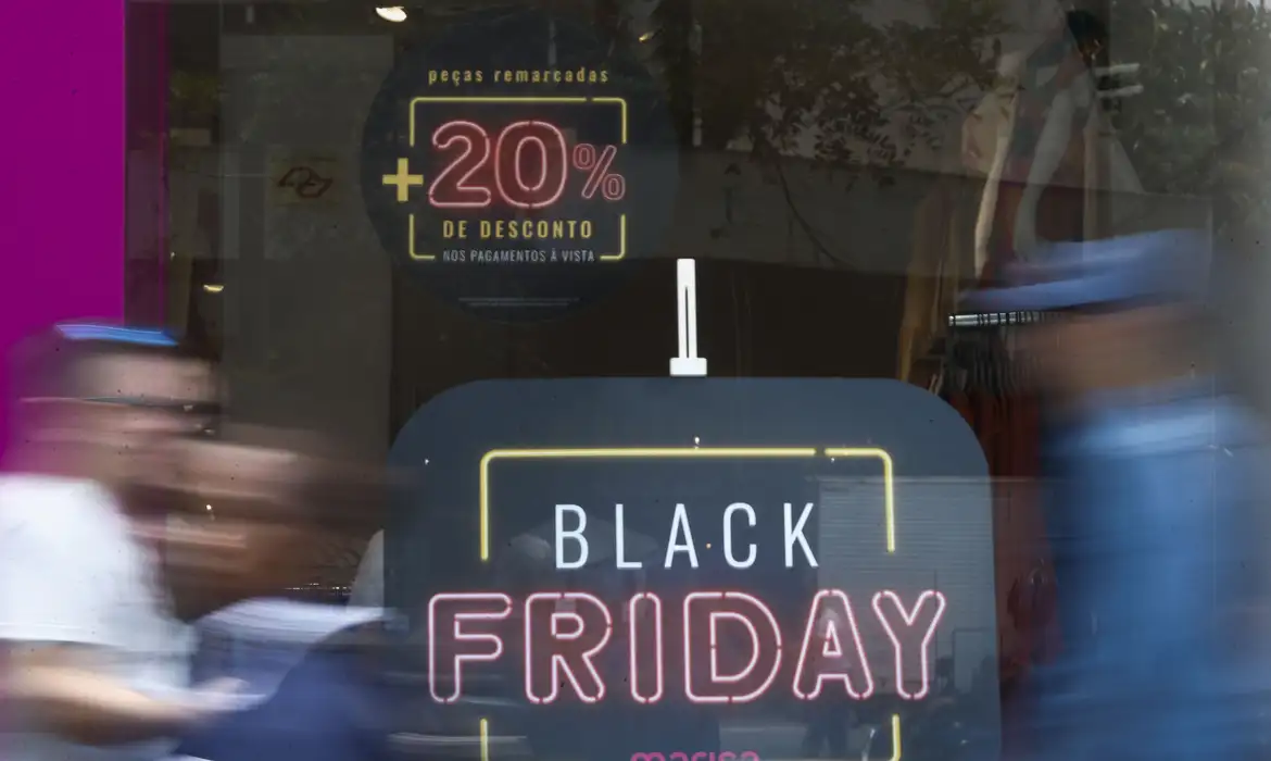 Vitrine com cartaz escrito: "Black Friday"