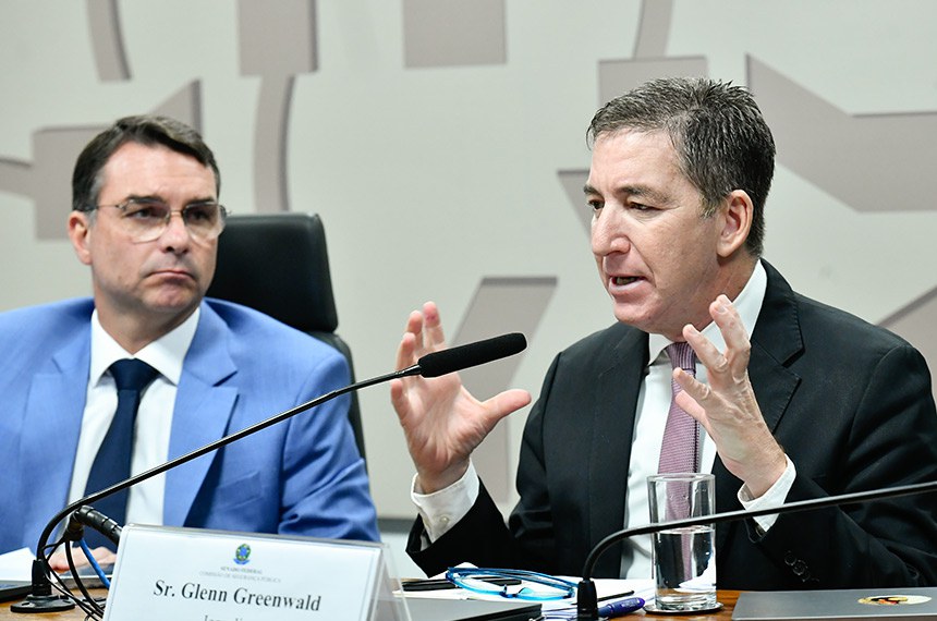 Foto Greenwald questiona Moraes por apreensão de passaportes de Flávio Bolsonaro