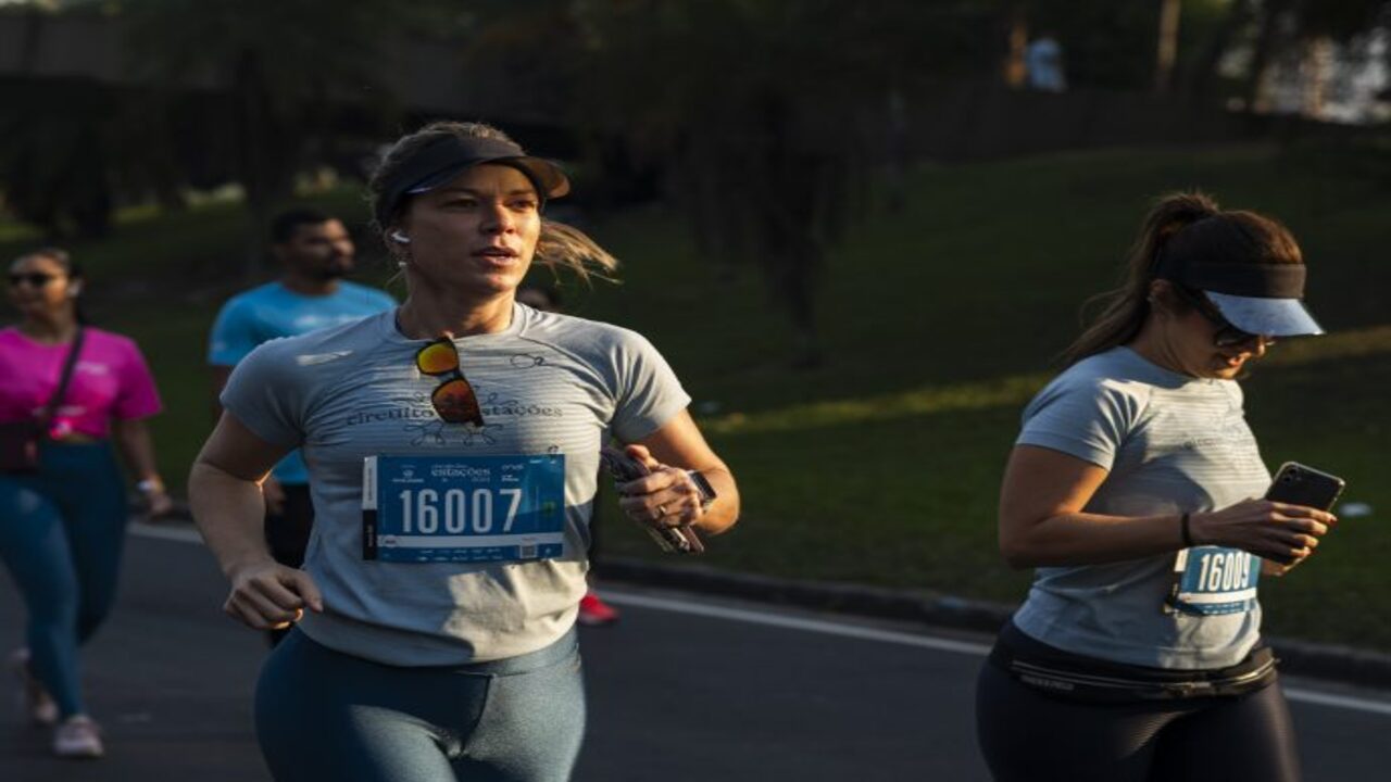 Especialista lista 5 estratégias para manter treinos de corrida mesmo no inverno