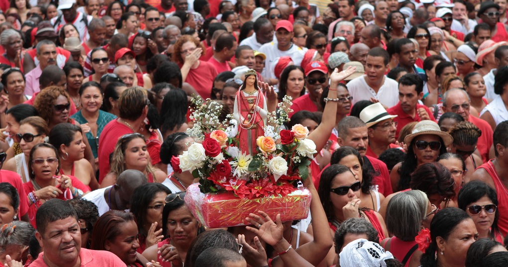 Devotos durante cortejo de santa bárbara