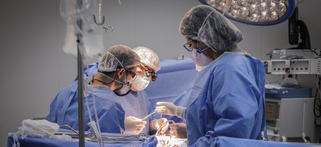 Médicos em sala cirúrgica