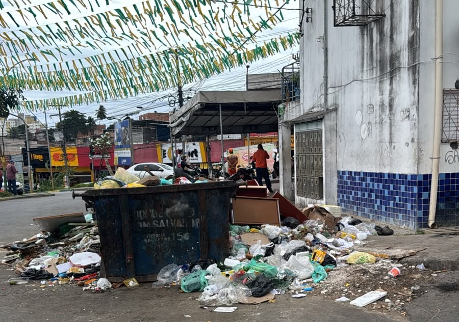 Moradores expõem acúmulo de lixo, e Limpurb contesta descarte