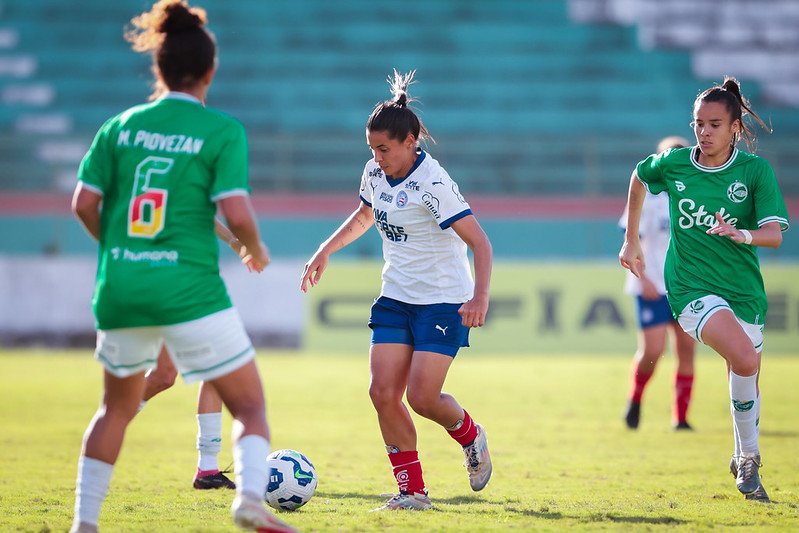 Jogadora do Bahia dividindo bola