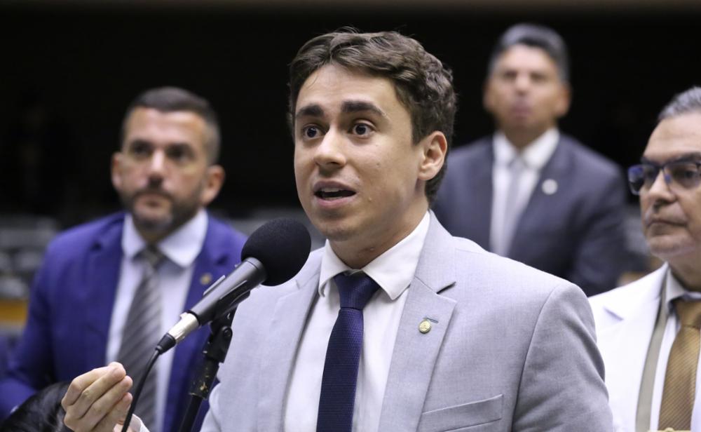 Foto “Maduro fez escola”, compara Nikolas Ferreira sobre prisão de Bolsonaro