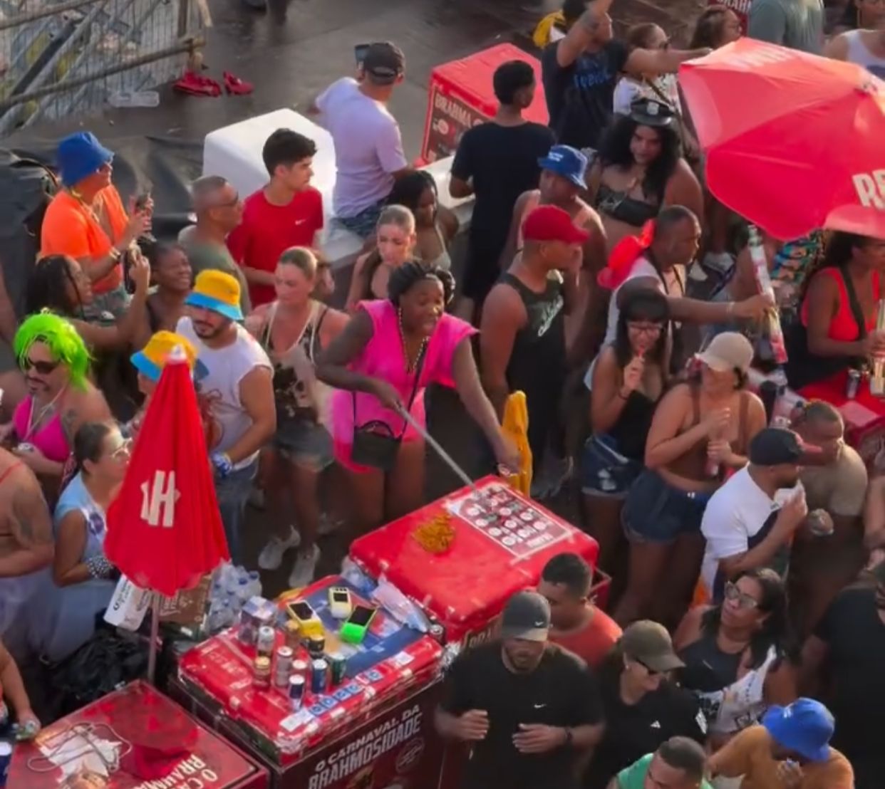 Vídeo: Vendedora usa tática diferenciada para proteger mercadorias no Carnaval