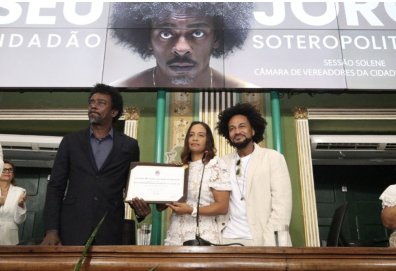 Foto de Seu Jorge, recebendo título de Cidadão de Salvador
