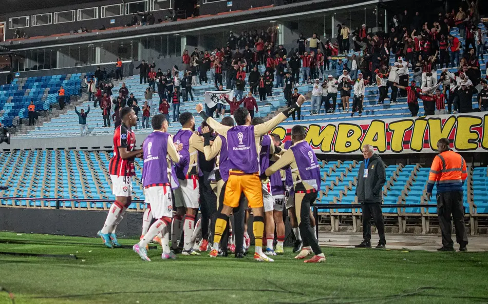 Esporte Clube Vitoria comemorando com sua torcida 