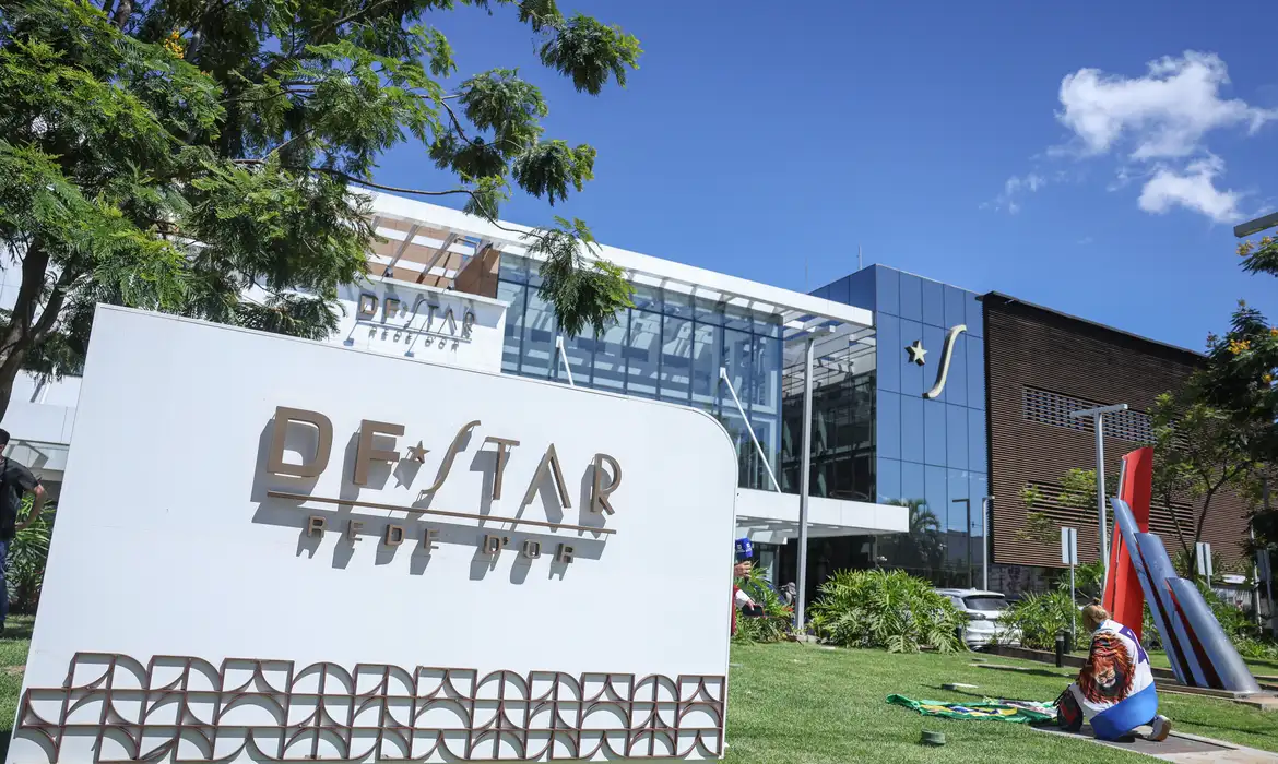 Foto Bolsonaro recebe alta hospitalar e volta a cumprir pena na PF