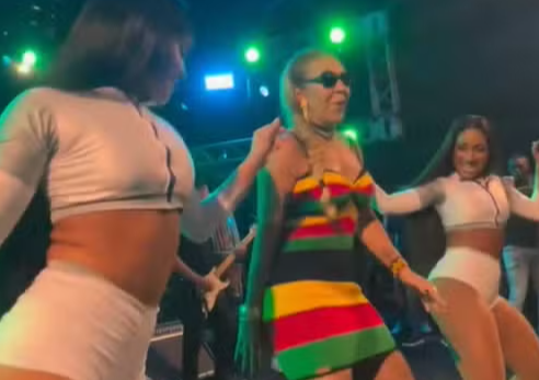 Foto Vídeo: Prefeita baiana viraliza na internet ao dançar em show de pagodão