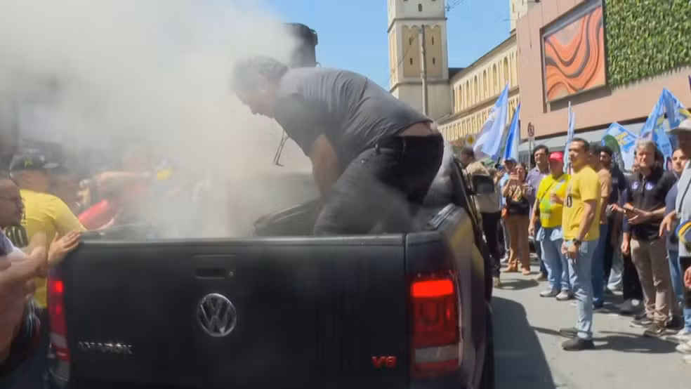 Foto Carro de som pega fogo durante ato de Flávio Bolsonaro e Tarcísio de Freitas