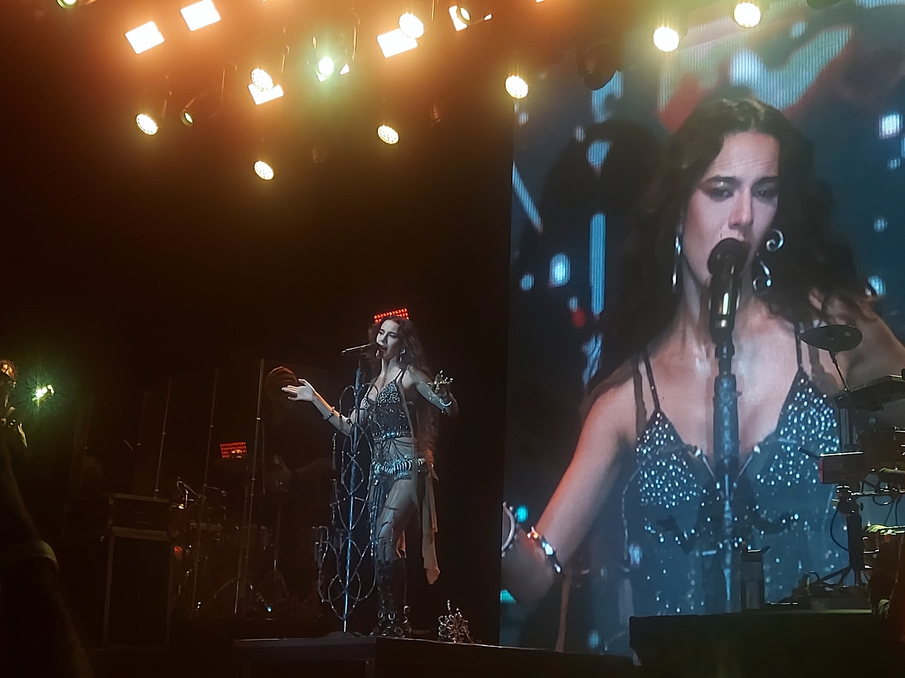 Marina Sena durante apresentação em Salvador