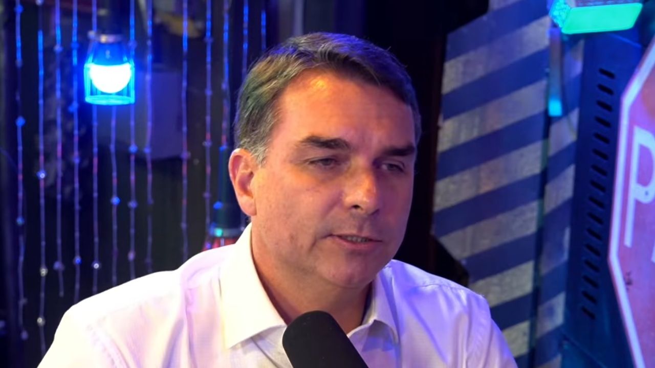 Flávio Bolsonaro afirma que briga entre Eduardo e Nikolas é "contraproducente"
