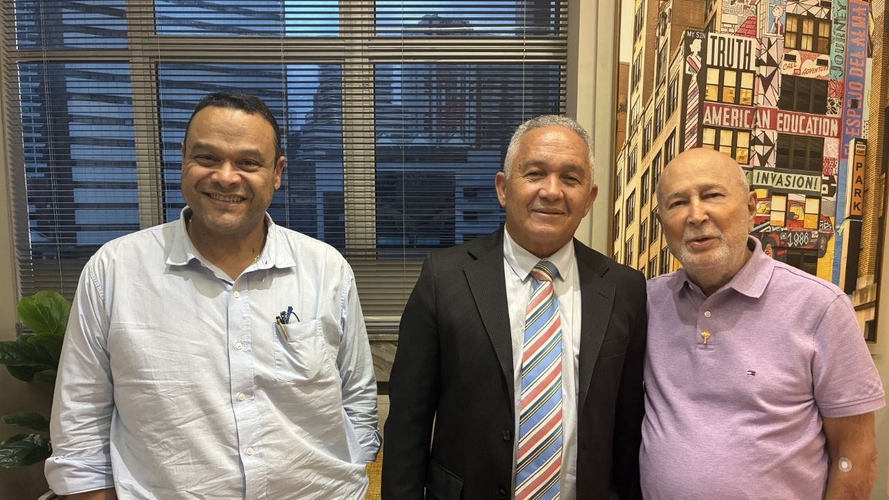 Vereador Téo Senna visita redação do Portal Esfera e debate cenário político