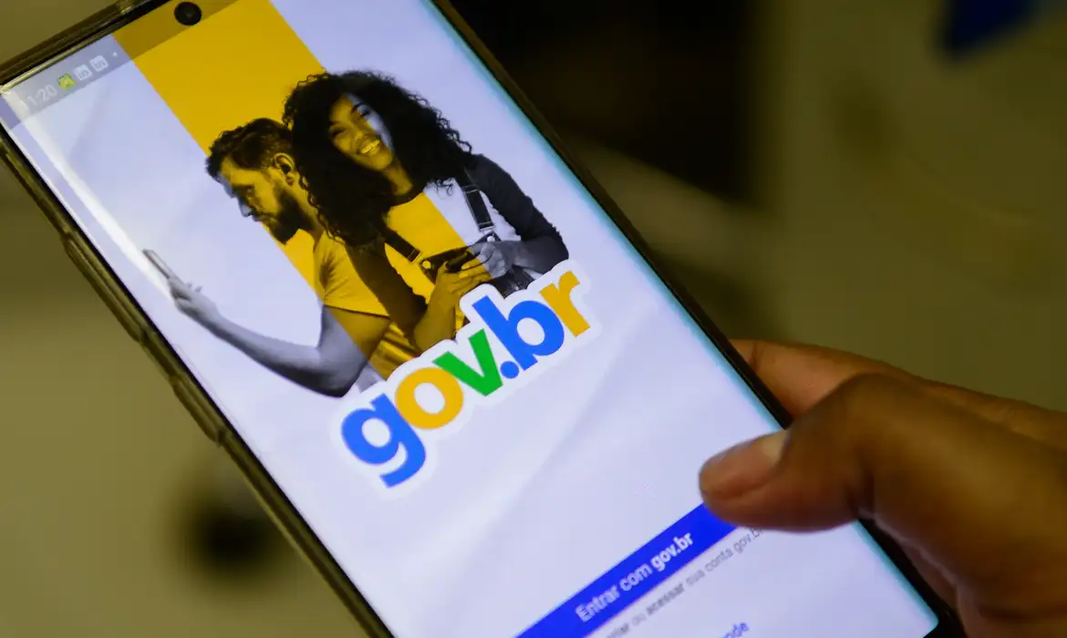 Celular com site do governo aberto