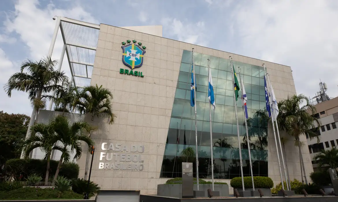 Sede da CBF, com bandeiras na frente.
