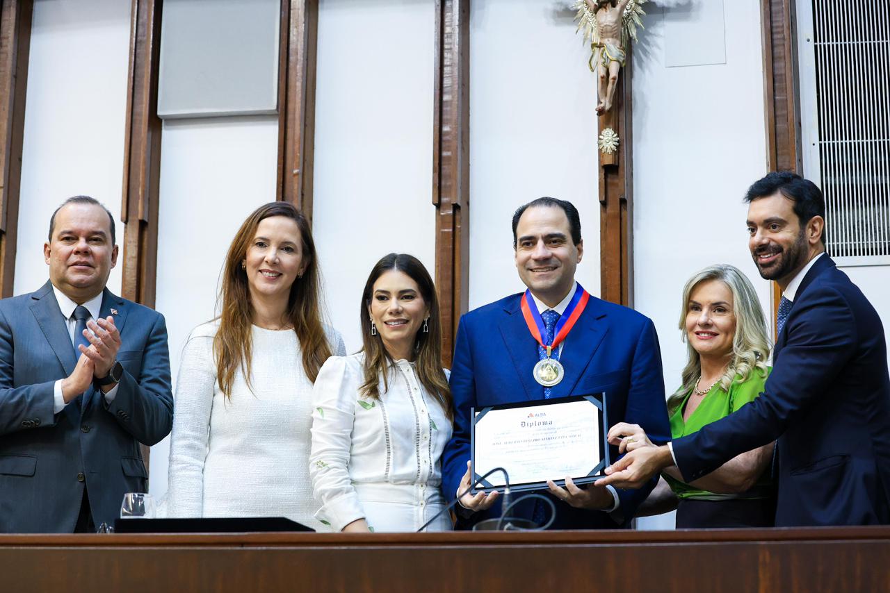 Foto Ivana Bastos comemora entrega da Comenda 2 de Julho ao presidente da OAB