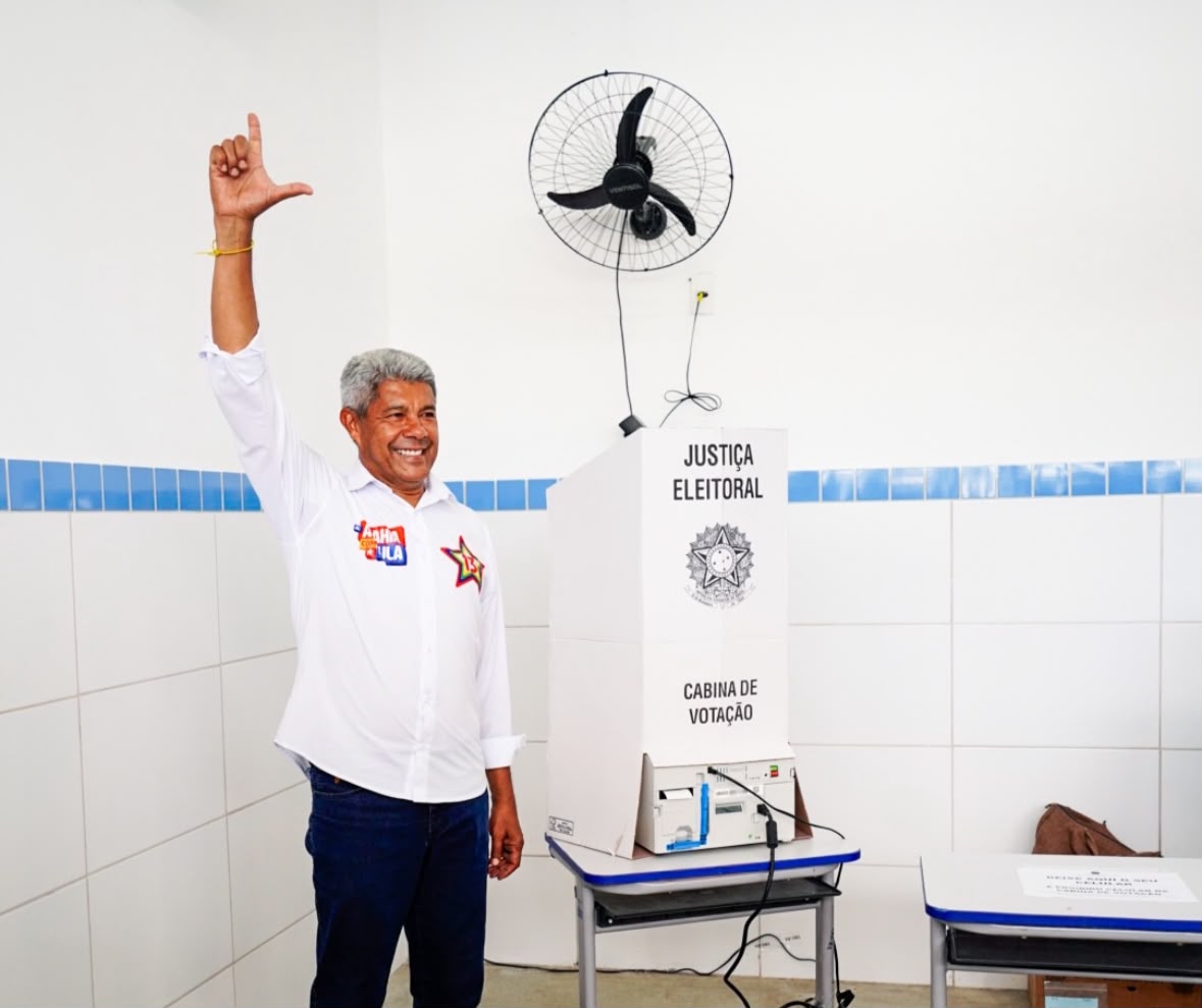 Foto Jerônimo vota em Salvador e demonstra confiança no resultado das urnas