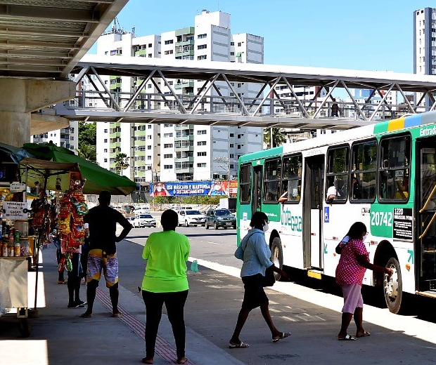 Foto O que um ponto de ônibus em Salvador revela sobre a democracia