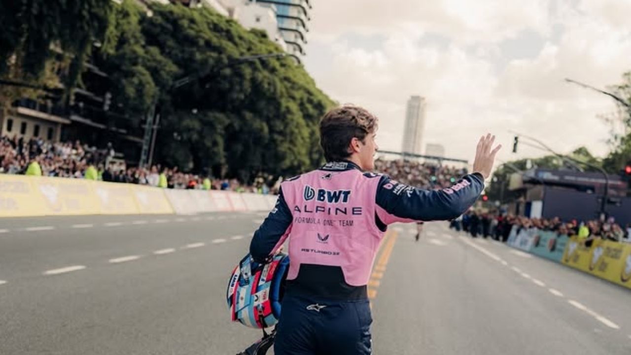 Colapinto arrasta multidão em Buenos Aires e vira atração em evento da Fórmula 1
