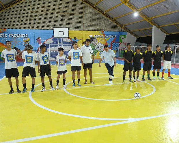 Foto Requalificação de quadra esportiva é entregue por autoridades em Juazeiro