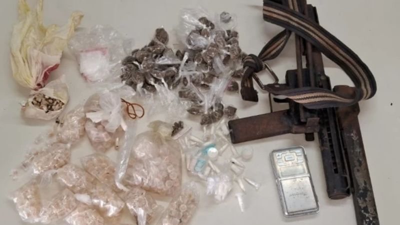 Foto PM apreende submetralhadora e drogas após troca de tiros em Fazenda Coutos