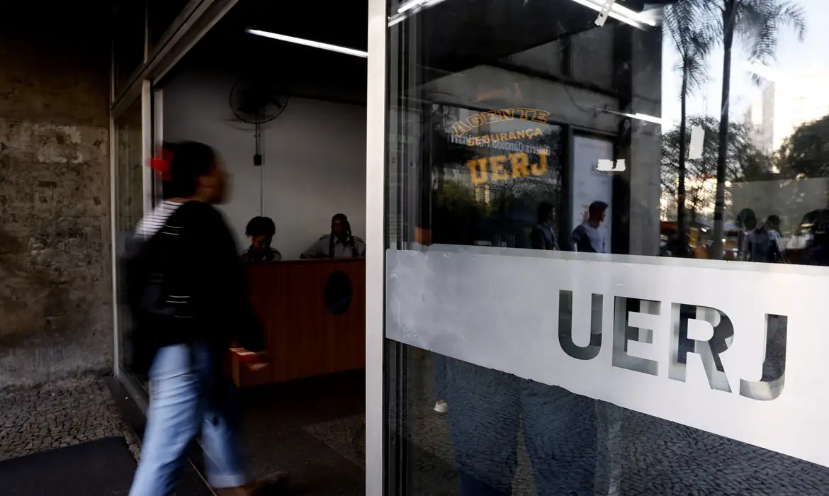 Pessoa entrando no prédio da Universidade Estadual do Rio de Janeiro