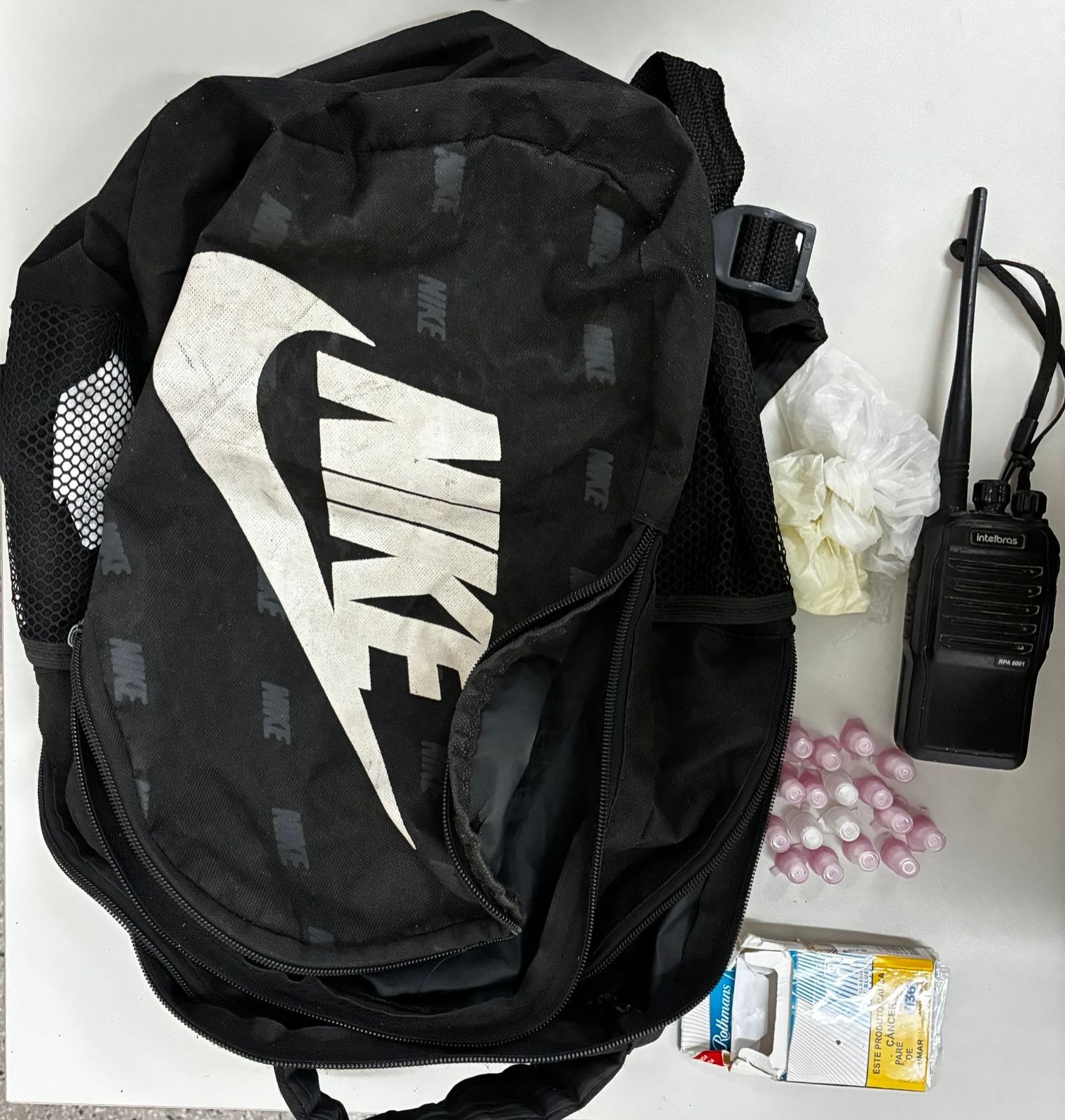 Foto Drogas e um rádio comunicador são apreendidos em bairro de Salvador