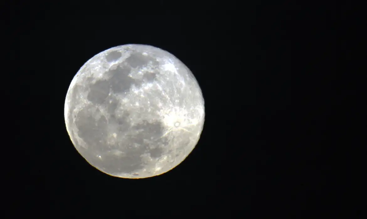 Foto Segunda superlua do ano poderá ser vista no Brasil por 3 dias; saiba horário