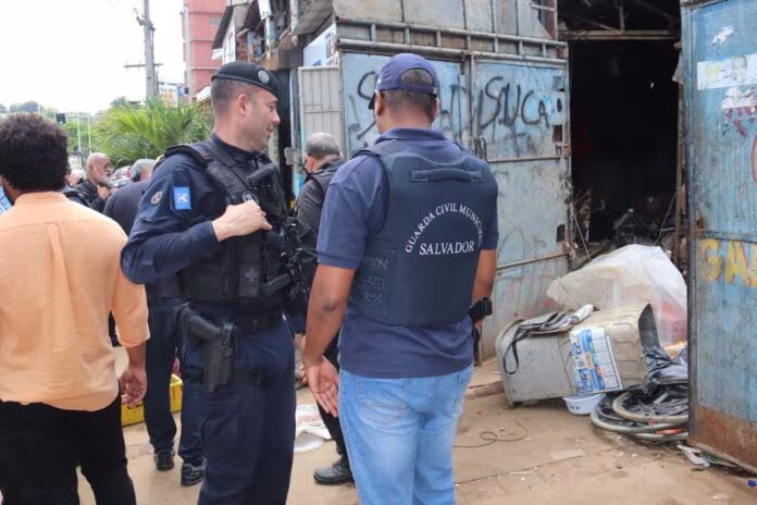 Foto Partes de abrigos de ônibus são apreendidas em ferro-velho de Salvador