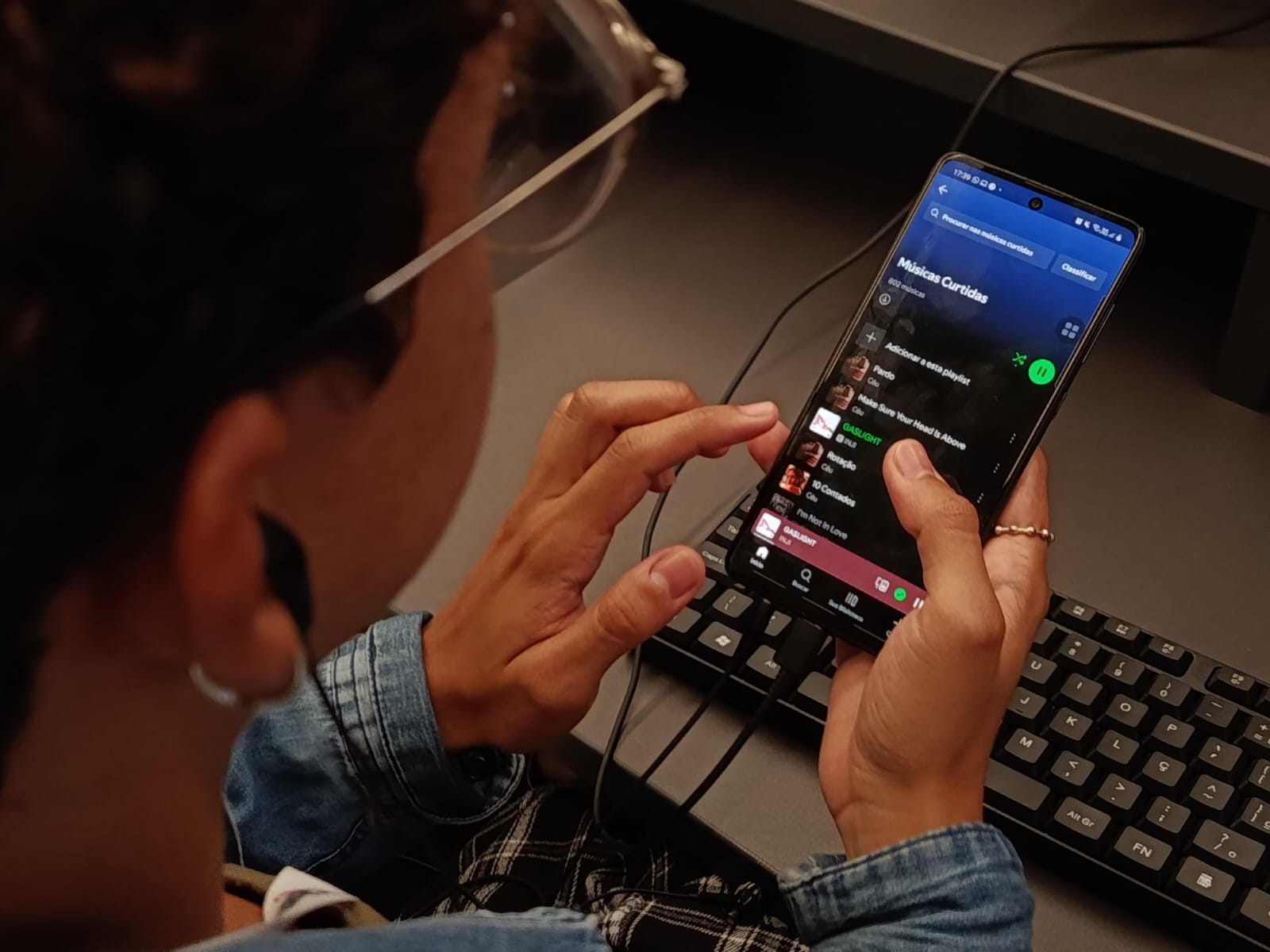 jovem usando spotify ouvindo cantora céu