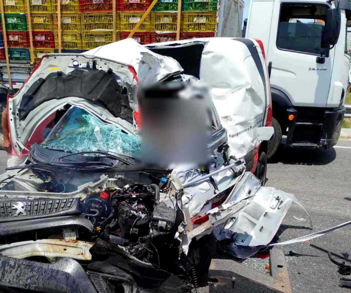 Foto Homem morre após carro colidir com carreta na BR-116, em Santa Bárbara