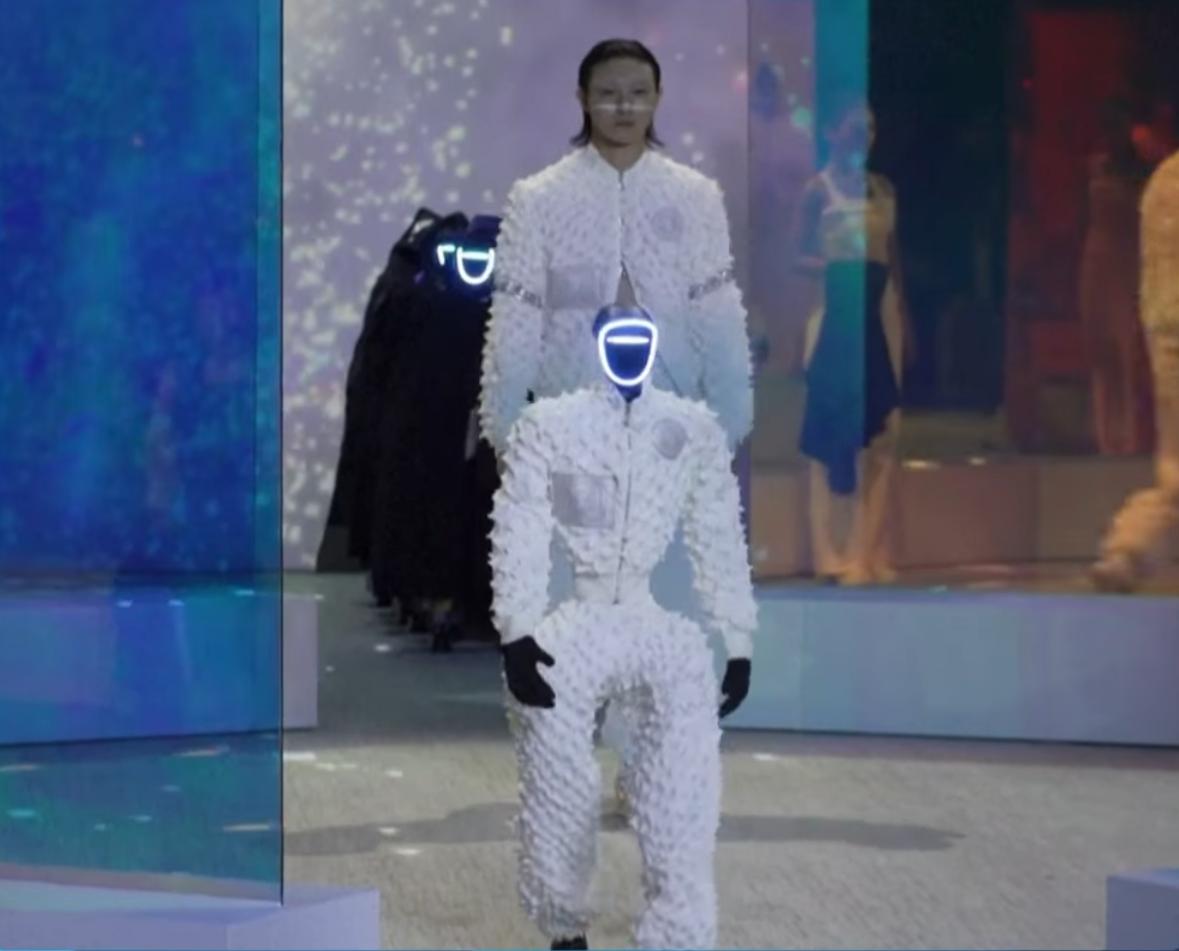  Robôs dividem passarela com modelos em desfile na Coreia do Sul
