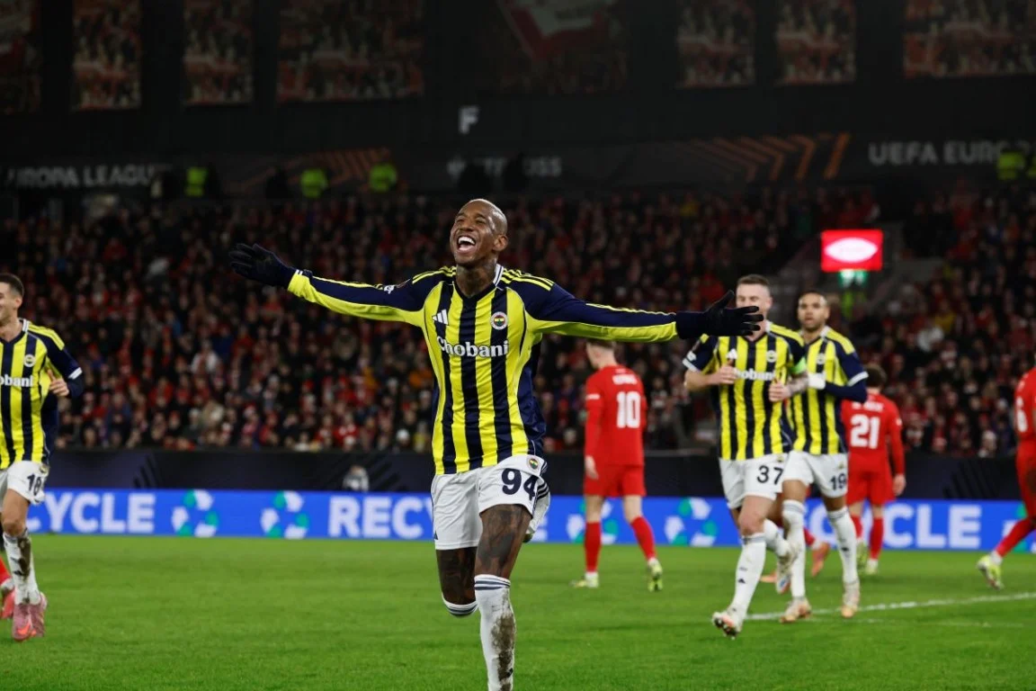 Foto Talisca marca três vezes e lidera goleada do Fenerbahçe na Europa League