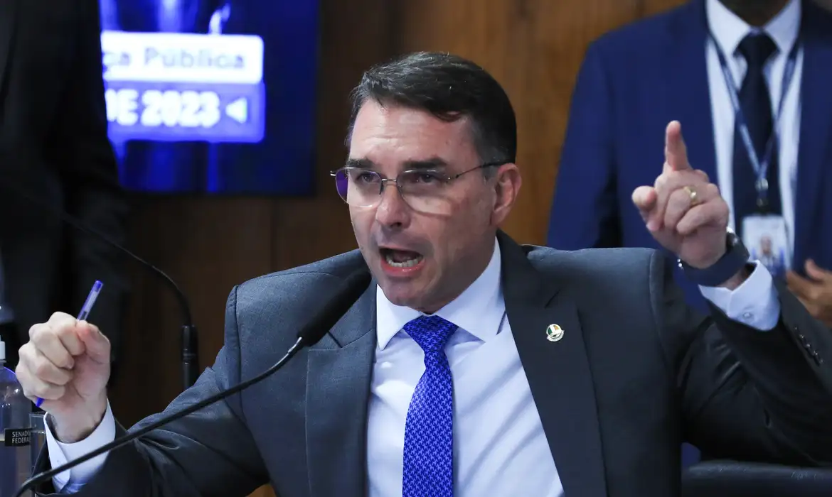 Flávio Bolsonaro reage à abertura de inquérito determinada por Moraes