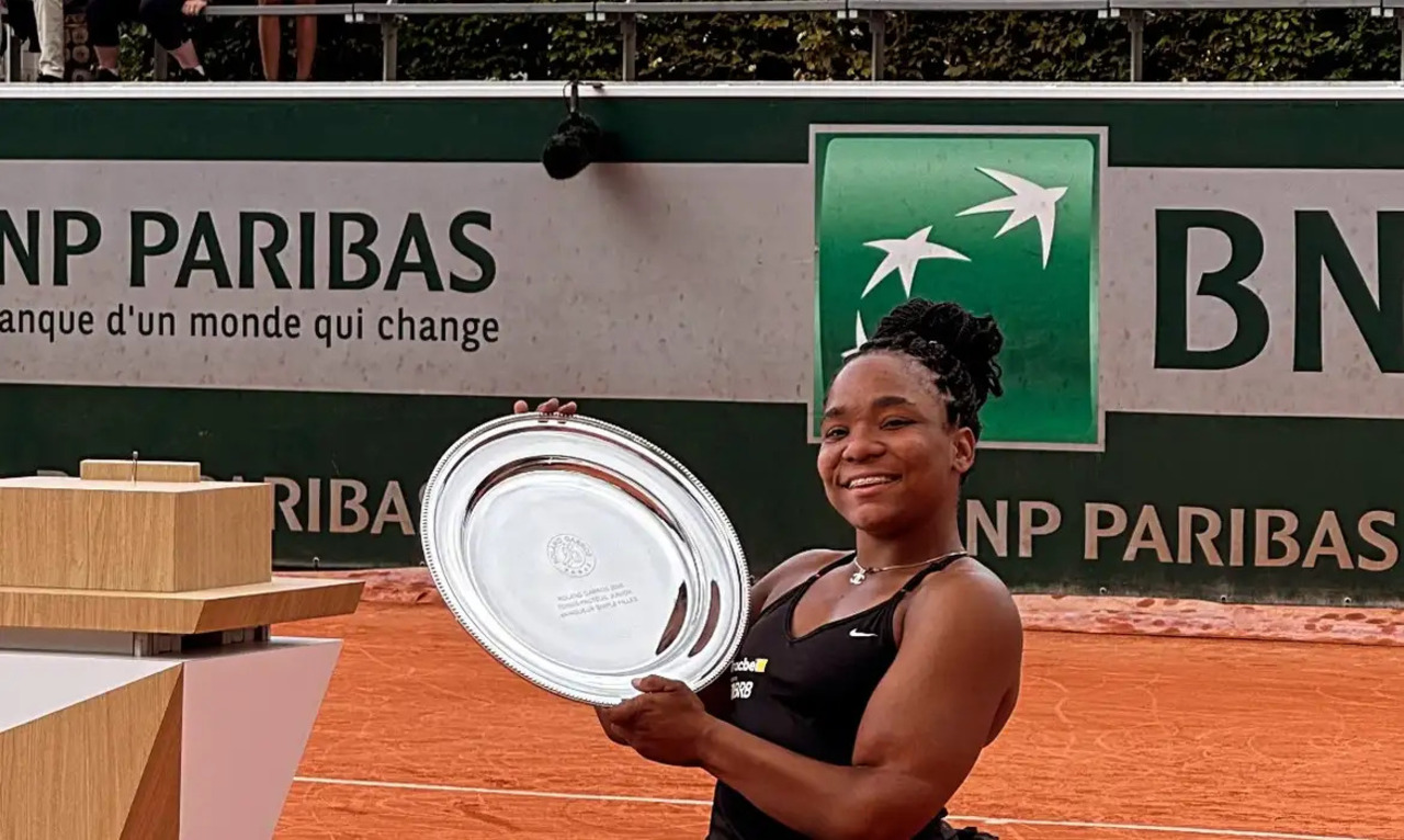 Vitória Miranda segurando troféu 