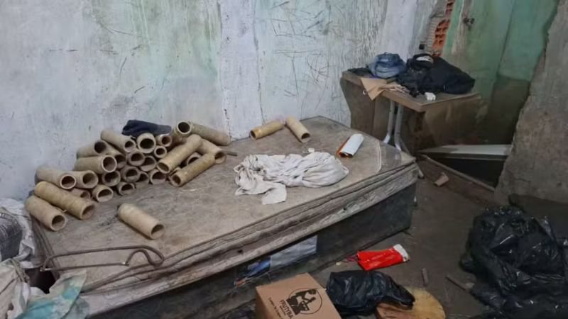 Polícia fecha fábrica clandestina de espadas e apreende 700 explosivos