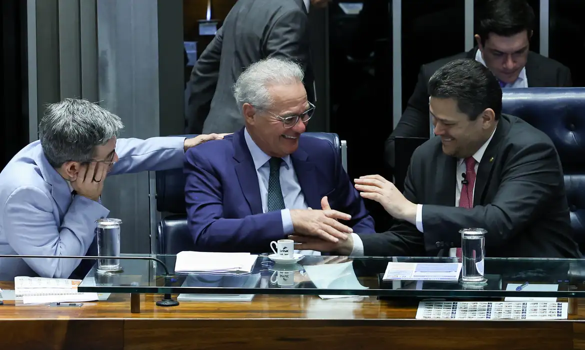 Foto Por unanimidade, Senado aprova isentar IR para quem ganha até RS 5 mil