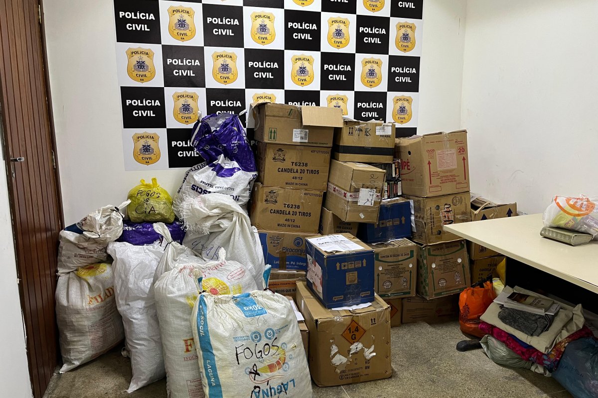 Caixa e sacolas com produtos ilegais 