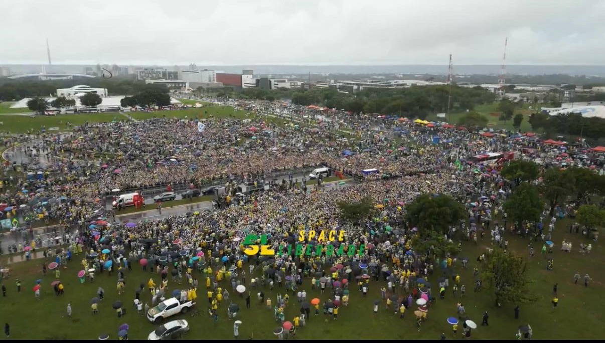 Foto Manifestação convocada por Nikolas reuniu milhares em Brasília