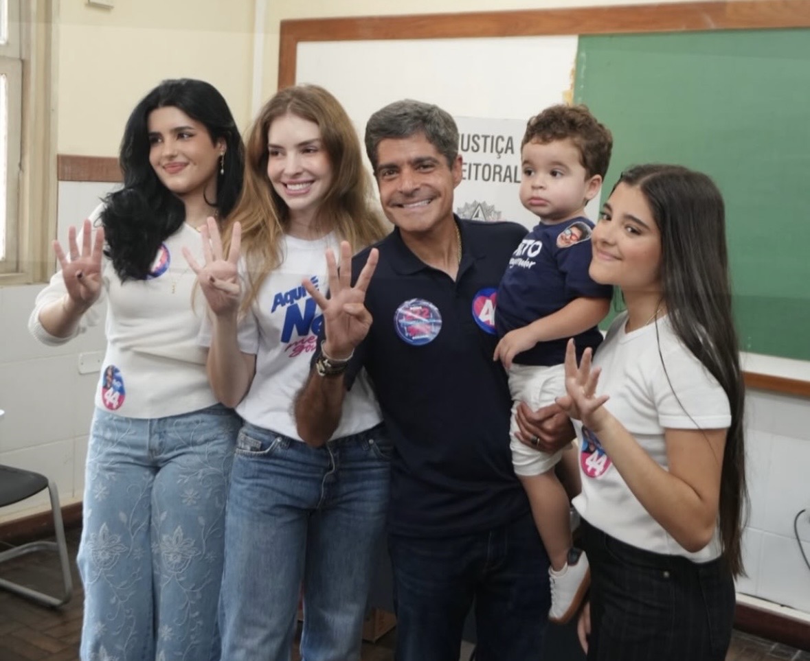 Foto ACM Neto vota com familiares em Salvador