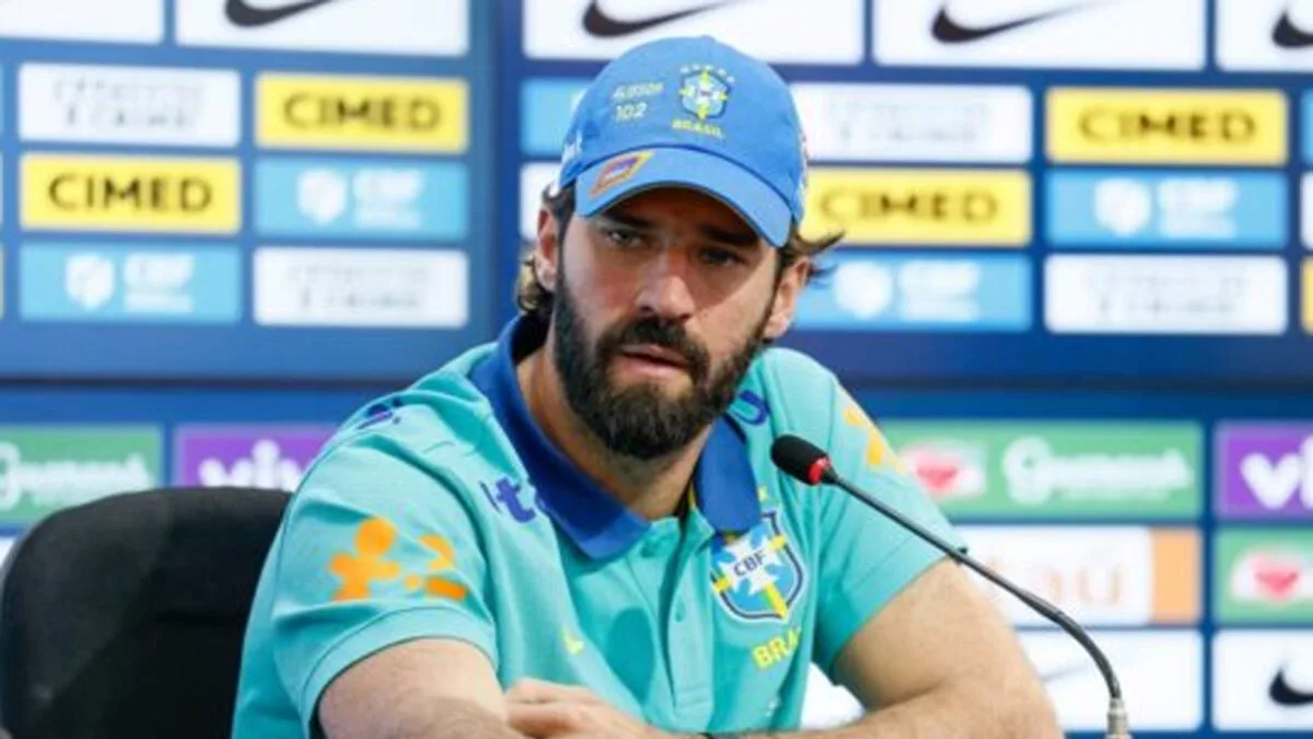 Alisson tranquiliza Seleção com retorno após lesão 