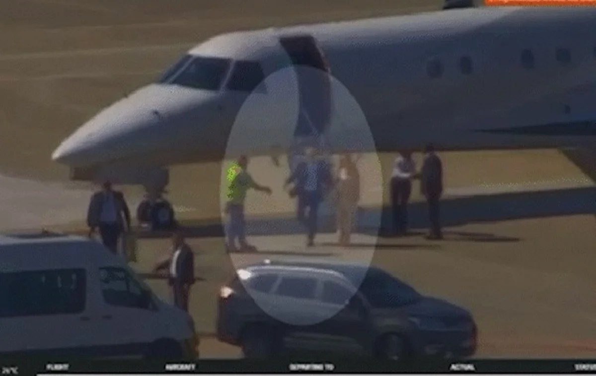 Foto Imagens mostram Moraes desembarcando de jatinho ligado a Vorcaro