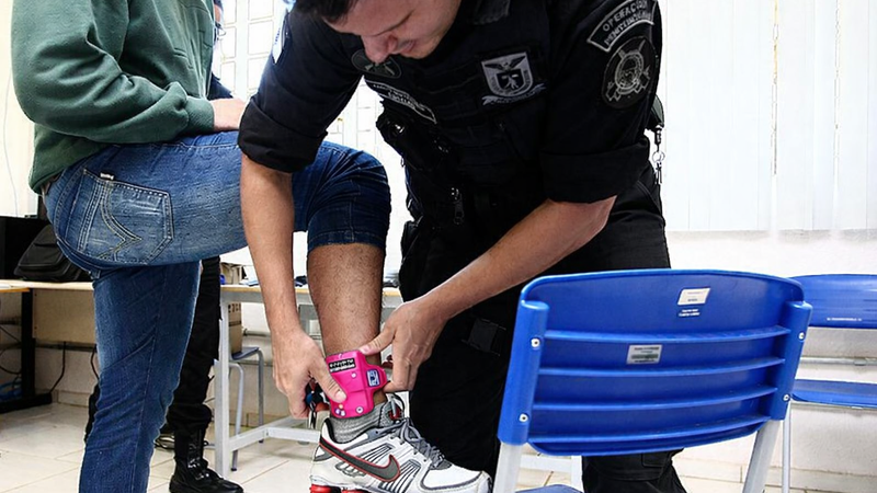 Violência contra mulheres: projeto propõe tornozeleira rosa para agressores